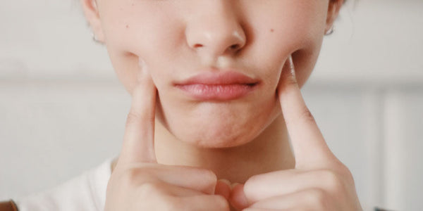 Eliminar el exceso de grasa en la piel del rostro