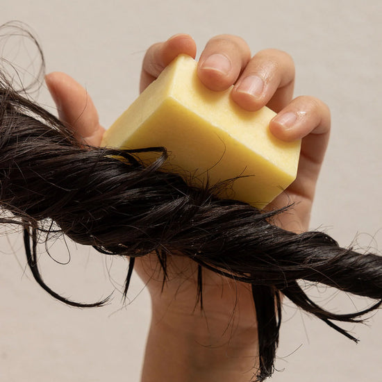 Acondicionador sólido ecológico para cabello seco o dañado, con mantecas naturales y aceites vegetales.