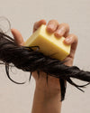 Acondicionador sólido ecológico para cabello seco o dañado, con mantecas naturales y aceites vegetales.