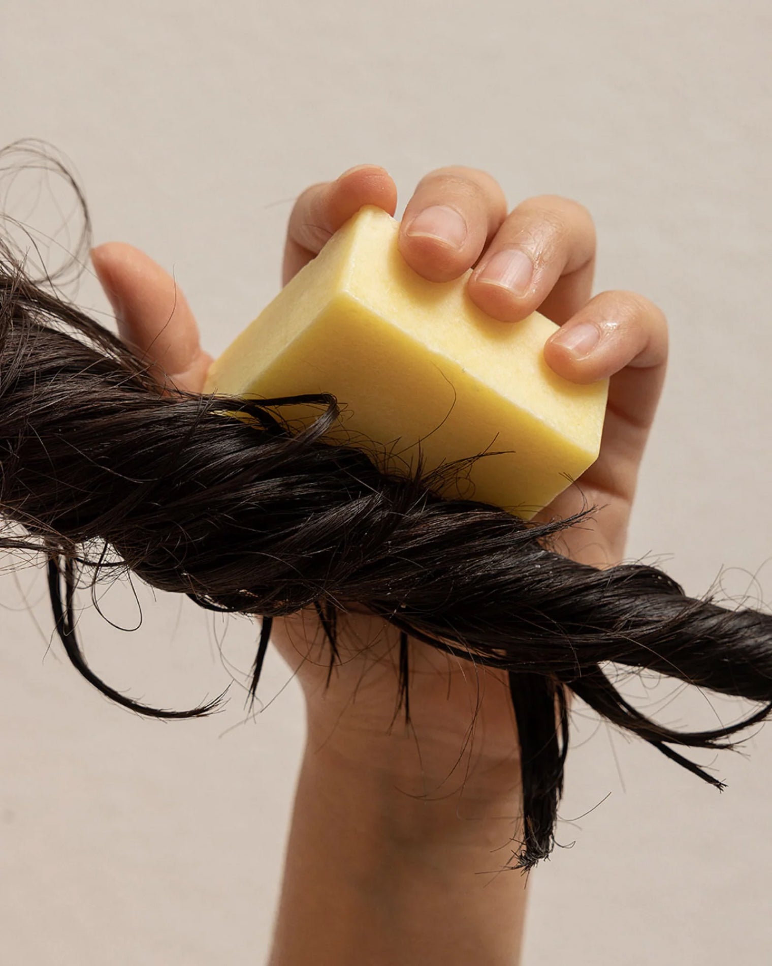 Acondicionador sólido ecológico para cabello seco o dañado, con mantecas naturales y aceites vegetales.
